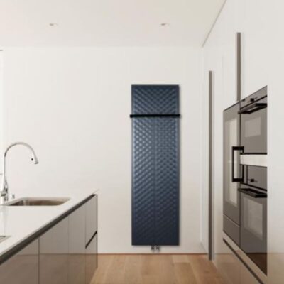 Dizaina radiators MINOA PILLOW | H=1770 x L=380 mm. Q= 688 W (75/65/20). Krāsots matēti melns RAL 9005. Pieslēgums apakšā pa vidu.