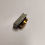 Radiatora dizaina korķis ½”. Dizaina sērija „Solid Uni”. Virsma: krāsots gaiši pelēks RAL 7030 - Image 2