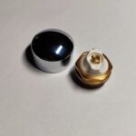 Radiatora dizaina atgaisotājs ½” ar nosedzošo kapi. Virsma: spīdīgs hroms