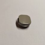 Radiatora dizaina korķis ½”. Dizaina sērija „Solid Uni”. Virsma: krāsots gaiši pelēks RAL 7030