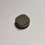 Radiatora dizaina korķis ½”. Dizaina sērija „Solid Uni”. Virsma: krāsots pelēks RAL 7039