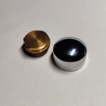 Radiatora dizaina korķis ½” ar nosedzošo kapi. Virsma: spīdīgs hroms