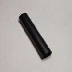 Dekoratīvā nosegcaurule DN 20 x  L=100 mm. Dizaina sērija Solid Uni. Virsma: krāsots matēti melns RAL 9005.