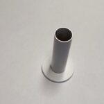 Dekoratīvā uzlika DN 40 komplektā ar dekoratīvo nosegcauruli DN 18 x L=70 mm. Dizaina sērija Fine. Virsma: krāsots balts RAL 9016. - Image 3