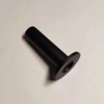 Dekoratīvā uzlika DN 40 komplektā ar dekoratīvo nosegcauruli DN 18 x L=70 mm. Dizaina sērija Fine. Virsma: krāsots matēti melns RAL 9005.