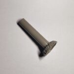 Retro stila dekoratīvā uzlika DN50 komplektā ar dekoratīvo nosegcauruli DN20 x L=100 mm. Dizaina sērija Renaissance. Virsma: krāsots pelēks RAL7030