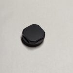 Radiatora dizaina korķis ½”. Dizaina sērija „Solid Uni”. Virsma: krāsots matēti melns RAL 9005.