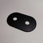 Dekoratīvā uzlika ar 50 mm. starp izvadu centriem. Dizaina sērija Twin. Virsma: krāsots melns (krāsojums ar struktūru)